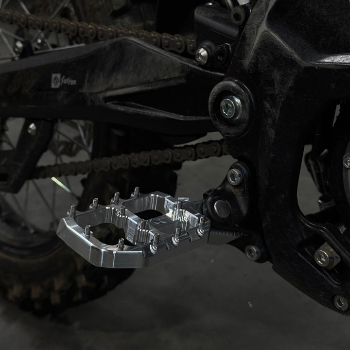 Prickly wide foot pegs for Surron Ultra Bee — black anodized option