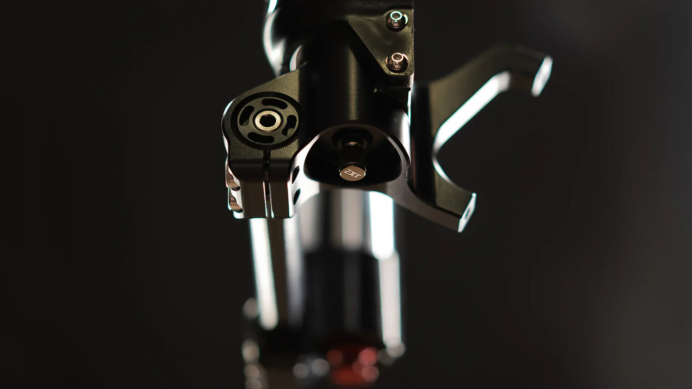 EXT Ferro fork air valve detail